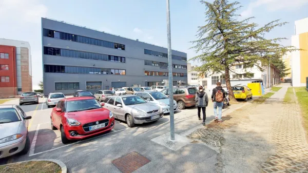 Del učiteljev je proti temu, da bi vojska pred Šolskim centrom 
razkazovala  orožje dijakom. “Gre za promocijo poklica,” odgovarja 
direktor Miran Saksida. 