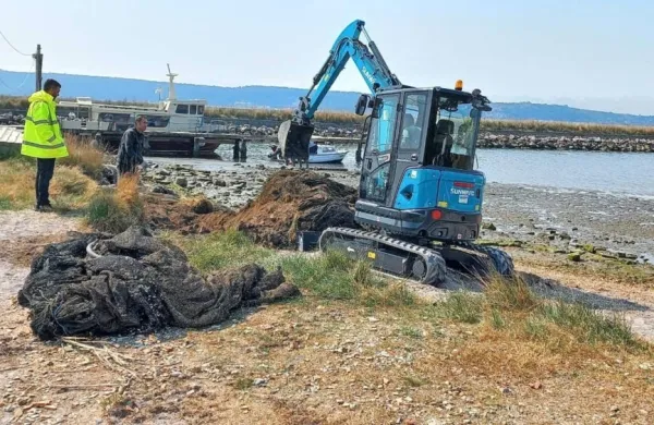 Skoraj 18 ton so bile težke stare ribiške mreže, ki jih je Okolje Piran
potegnilo iz ribiškega mandrača na Seči in njegove okolice.