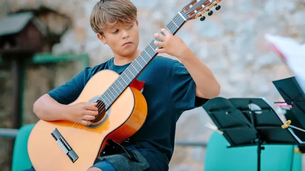  Filip Luka Butinar rad tudi teče, plava,  igra odbojko, smuča ...    