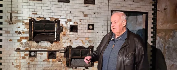 Jožef Krečič, ljubiteljski raziskovalec dediščine mlinarstva in 
pekarstva na Ajdovskem, pred parno pečjo v  Rustjevi hiši.    