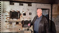 Jožef Krečič, ljubiteljski raziskovalec dediščine mlinarstva in 
pekarstva na Ajdovskem, pred parno pečjo v  Rustjevi hiši.    
