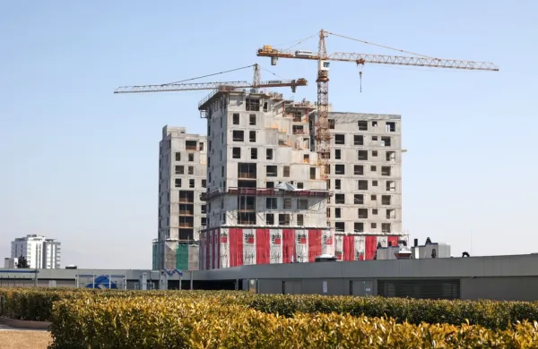 V mestih rastejo nova stanovanja, vendar si jih mladi, ki nimajo 
zelo visoke plače ali dobrega finančnega zaledja, ne morejo 
privoščiti.    