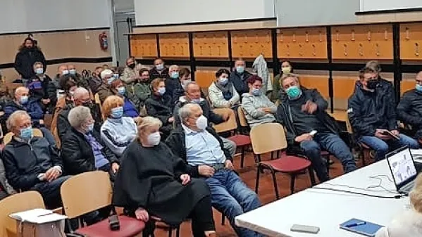 Prebivalci Tomaja (na fotografiji na predstavitvi idejnega projekta) se bodo lahko opredelili do idejnih rešitev, pa tudi o prodaji parcel za gradnjo 
pločnikov ob državni cesti.