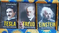 John Van Wyhe:    Darwin - plovba okoli sveta in teorija evolucije, 
prevedel Samo Kuščer;   Dr. Richard Gunderman:    Tesla - vizionar, 
izumitelj in doba elektrike, prevedel Milan Žlof; Walter Isaacson:    
Einstein  - čudak, genij in teorija relativnosti, prevedel Samo Kuščer; 
Ruth Sheppard:    Freud  - znanstvenik in rojstvo psihoanalize, 
prevedla Mojca Vodušek; Joel Levy:    Hawking - neutrudni mislec in 
teorija vsega, prevedel Samo Kuščer; posamezna knjiga ima 160 
strani in stane 24,99 evra.