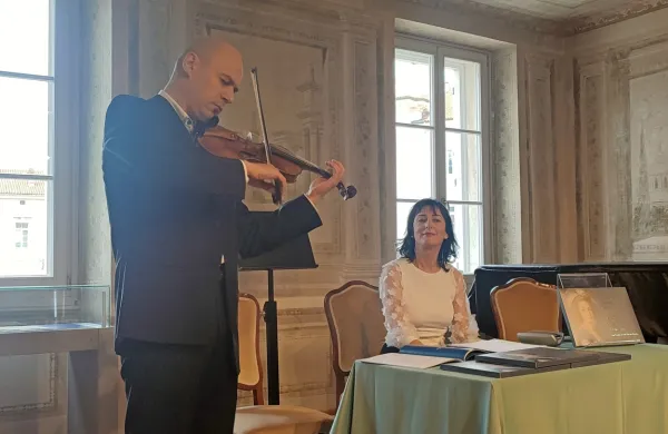 Duška Žitko in violinist Zdravko Pleše, ki je zaigral na Tartinijevo 
violino. 