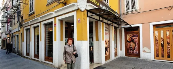 Vera pred stavbo v Kidričevi ulici, kjer je pred 30 leti svoja vrata 
zaprla ena in edina - Bombonjera. 