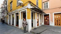 Vera pred stavbo v Kidričevi ulici, kjer je pred 30 leti svoja vrata 
zaprla ena in edina - Bombonjera. 