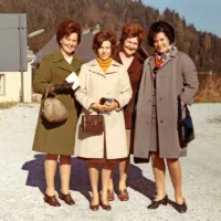 

Prva z leve Vera Novak, tretja pa Zalka Bobek. Izlet z  Jestvino. Okrog leta 1960.