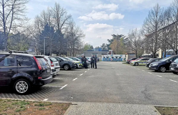 V četrtek popoldne je moški pred osnovnima šolama  Frana Erjavca 
in Kozara z nožem grozil učencem.