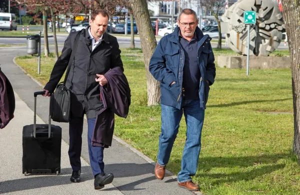 Včeraj    je  na  koprsko  sodišče   z odvetnikom   Denisom  Kostrevcem  
prišel  le  Andraž  Novak (desno),    Drago  Matić  in Irena  Vincek  sta  se  
opravičila.  