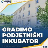 Postojnska občina stranko SDS poziva, naj ne zavaja s spornimi oglasi