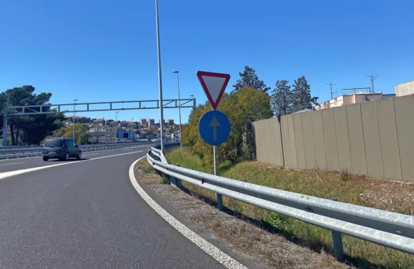 Za vožnjo po odseku obalne hitre ceste od uvoza z Ljubljanske 
ceste do bencinskega servisa je že 14 let potrebna vinjeta, 
poudarja Dars.