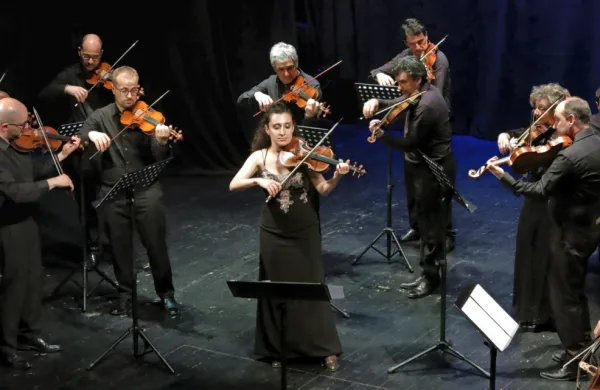 Na Tartinijevo originalno violino je zaigrala francoska virtuozinja 
armenskih korenin Chouchane Siranossian ob spremljavi Beneškega baročnega orkestra.