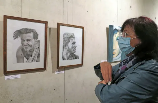 Nista fotografiji, pač pa s svinčnikom ustvarjena portreta idrijske  
tretjegimnazijke Lane Mohorič. 