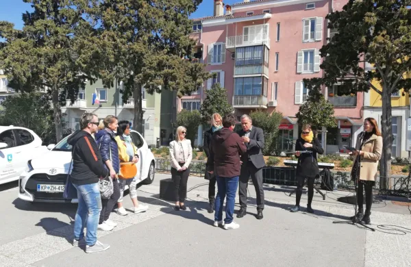 Izolski župan Danilo Markočič je  oskrbovalkam in oskrbovalcu 
danes  izročil ključe novih avtomobilov. Voziti  jih bodo začeli v 
ponedeljek. 