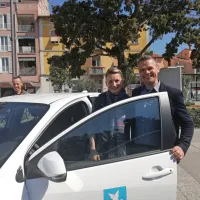 Ena od oskrbovalk in Igor Turčinovič  iz Centra Jereb 