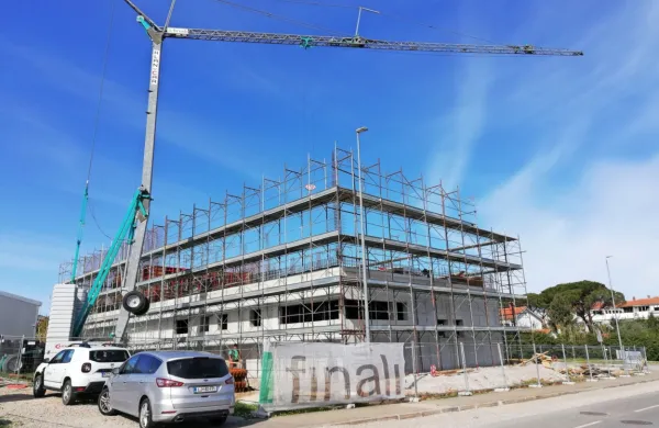 V  desnem delu stavbe bosta PGD Izola in Gasilska zveza Izola 
(njena pisarna  bo  v pritličju), v  levem delu pa Civilna zaščita 
Izola.  