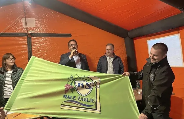 Ob jasno izraženi volji krajanov Malih Žabelj jim je uspešno delo v 
samostojni  KS zaželel tudi župan Tadej Beočanin.