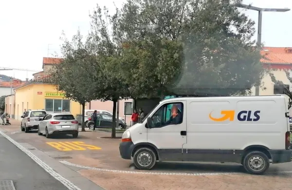 S takole  ponosno dvignjenim sredincem se je dostavljalec odzval  
na opozorilo voznika avtobusa, naj se umakne s poti.