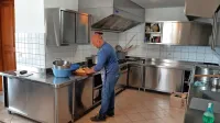 Koča s prenovljeno kuhinjo in jedilnico ter z novim oskrbnikom