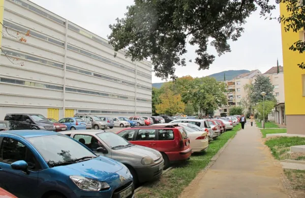 V centru je problem s parkiranjem čez dan, nato se težave prelijejo 
v stanovanjske soseske.