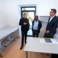 Koprski župan Aleš Bržan (desno) si je s predsednikom sveta KS 
Škofije Matjažem  Čokom in zdravnikom Petrom Bossmanom 
ogledal prostore nove ambulante na Škofijah. 