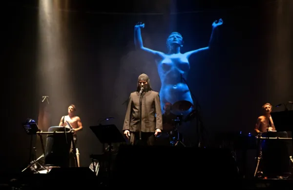 Laibach slovensko domoljubje pojmujejo kot Aspergerjev, kulturno politiko aktualne oblasti pa kot Tourettov sindrom. 