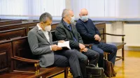 Stojan Petrič (levo) se s soobtoženimi zagovarja, da pri prevzemu 
Etre 33 ni storil nič nezakonitega.