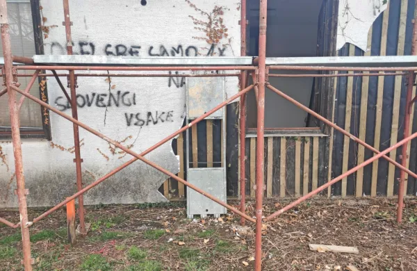 Odstranjevanje azbestnih plošč zahteva poseben pristop. Njihovo 
lomljenje, pri čemer se v zrak sproščajo nevarna vlakna, ni 
dopustno.