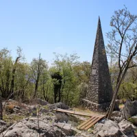 11,5 kilometra Briška pot miru pelje tudi   mimo vseh štirih piramid. 