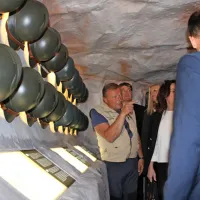 Bogdan Potokar med vodstvom po interaktivni muzejski zbirki. 