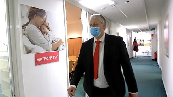 Aleš Primc ostaja zaposlen na agenciji za kmetijske trge, a je 
začasno premeščen na urad za demografijo. 