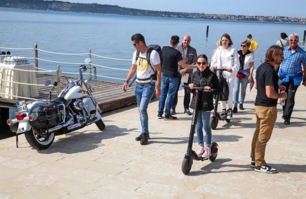 Že en sam motocikel harley-davidson je včeraj žel radovedne poglede mimoidočih. 