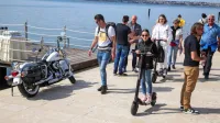 Že en sam motocikel harley-davidson je včeraj žel radovedne poglede mimoidočih. 