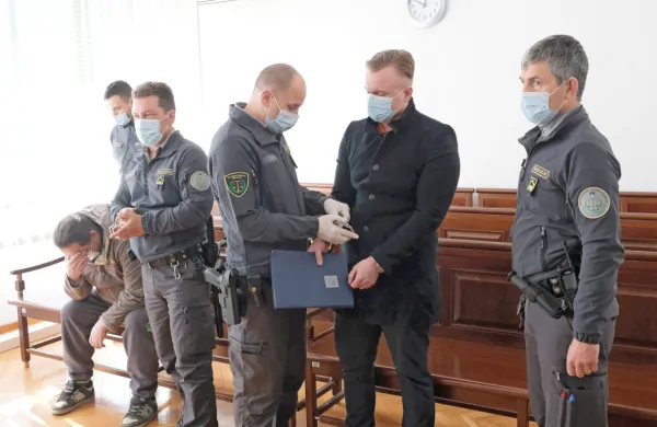 Denis Domazet (levo) je svoj nasilen odnos do Novogoričanke obžaloval, Jasmin Bijelić (drugi z desne) pa 
očitkov iz obtožbe ni priznal. 