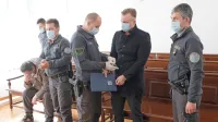 Denis Domazet (levo) je svoj nasilen odnos do Novogoričanke obžaloval, Jasmin Bijelić (drugi z desne) pa 
očitkov iz obtožbe ni priznal. 