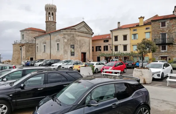 V zimskem času je Prešernovo nabrežje s Punto vred polno parkiranih avtomobilov. Domačini, zbrani v novi 
civilni iniciativi, spodbujajo k razmisleku, ali ne bi prepoved  parkiranja razširili čez vse leto. 