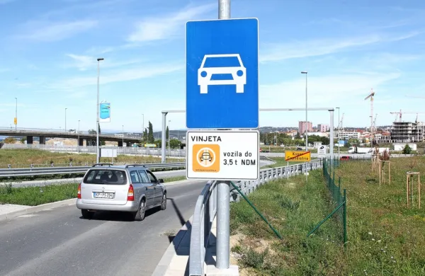 Odkar je v veljavi elektronsko cestninjenje, Darsovih nadzornikov 
ni več na koprski hitri cesti med Slavčkom in Semedelo, a na 
kršitelje preži nadzorna kamera.  