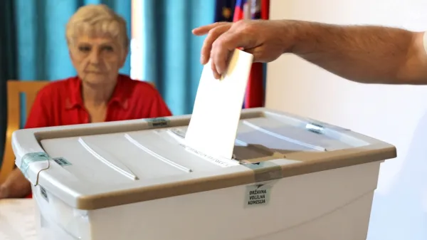 Predčasna in omnia volišča so večinoma odprta na sedežih 
primorskih upravnih enot. 