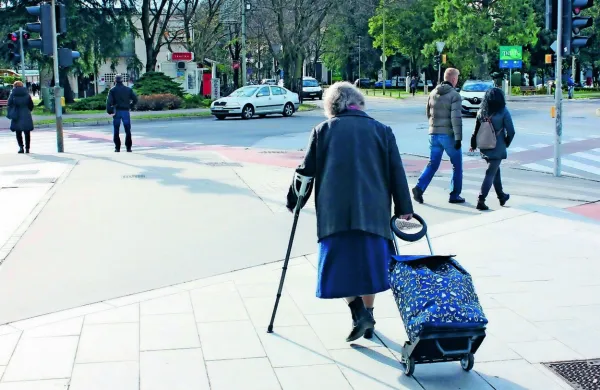 Politične stranke se strinjajo, da veliko upokojencev v Sloveniji 
prejema prenizke  pokojnine.