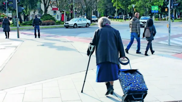 Politične stranke se strinjajo, da veliko upokojencev v Sloveniji 
prejema prenizke  pokojnine.