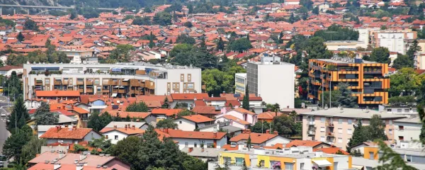 Namesto v Novi Gorici prenekateri domačini streho nad glavo raje 
poiščejo v sosednji Gorici. 