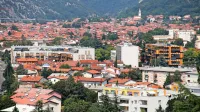 Namesto v Novi Gorici prenekateri domačini streho nad glavo raje 
poiščejo v sosednji Gorici. 