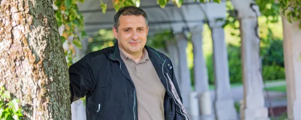    Erik Brecelj je zelo dober poznavalec našega zdravstvenega sistema in neobremenjeno kritično opozarja na  napake, ki se  porajajo 
in mnoge tudi poglabljajo.