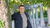    Erik Brecelj je zelo dober poznavalec našega zdravstvenega sistema in neobremenjeno kritično opozarja na  napake, ki se  porajajo 
in mnoge tudi poglabljajo.