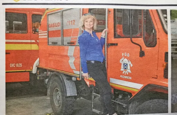  Mara Glušič je v promocijskem časopisu SDS objavila svojo 
fotografijo na gasilskem vozilu PGD Komen, kar je zmotilo 
gasilce. 
