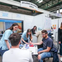  Bolničarje, medicinske sestre, negovalce  in podoben kader iščejo 
tako v bolnišnicah kot v domovih za starejše. 