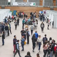 Službo bi takoj dobili socialni oskrbovalci, peki, vozniki avtobusa, kleparji, natakarji ...