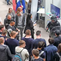 Službo bi takoj dobili socialni oskrbovalci, peki, vozniki avtobusa, kleparji, natakarji ...