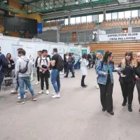 Službo bi takoj dobili socialni oskrbovalci, peki, vozniki avtobusa, kleparji, natakarji ...